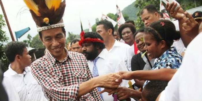 Joko Widodo saat tiba di Desa Yoka, Distrik Heram, Jayapura, Papua, Kamis (5/6/2014), ketika masa kampanye Pilpres. foto : kompas.com