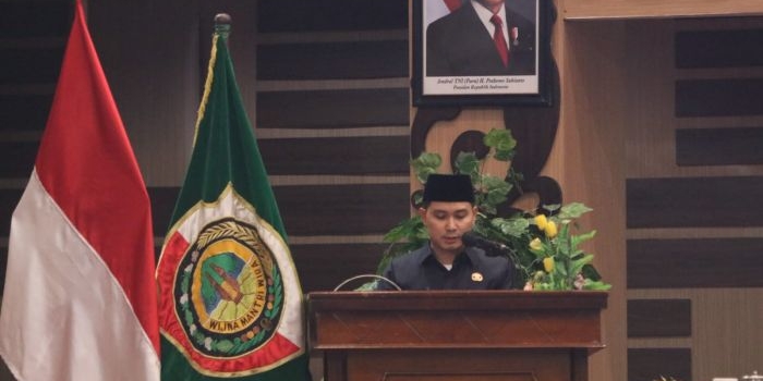Bupati Muhammad Al Barra saat  Sidang Paripurna DPRD Kabupaten Mojokerto