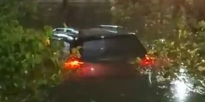 sopir-ngantuk-berat-avanza-terjun-ke-sungai-di-karanggeneng-lamongan