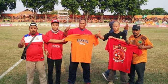 Korlap Persekabpas Pasuruan Hendry Sulfianto dan Korlap Deltas Sidoarjo Yoyok saat bertukar tali asih baju persaudaraan kedua belah pihak di Stadion R. Sudarsono Pogar Bangil, Minggu (26/8/2018). Foto: ANDY F/BANGSAONLINE