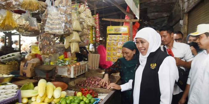 Gubernur Khofifah saat berada di Pasar Besar Kota Pasuruan.