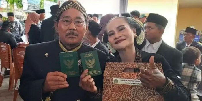 berawal-dari-facebook-pasangan-paruh-baya-ini-resmi-menikah-di-nikah-massal-tuban