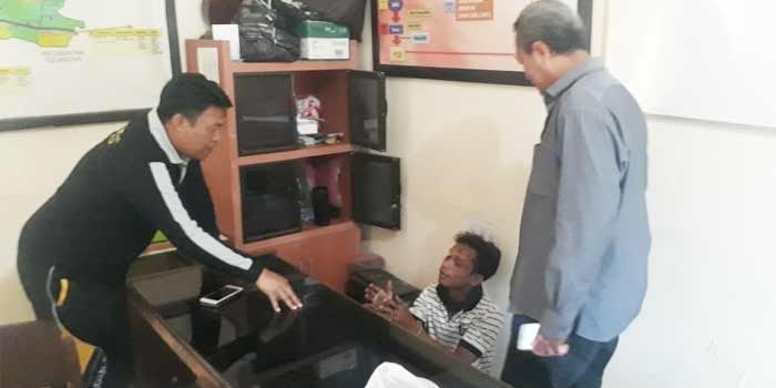 Satu pelaku (duduk) yang berhasil diamankan saat diinterogasi petugas.