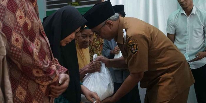 Wakil Wali Kota Kediri saat menyerahkan bingkisan. Foto: Ist