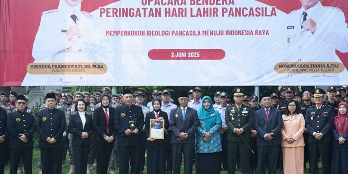 pimpin-upacara-hari-lahir-pancasila-2025-wali-kota-kediri-bacakan-pidato-dari-kepala-bpip