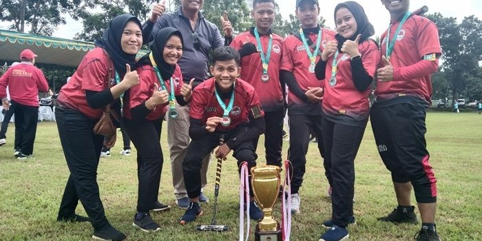 Tim Gateball Ngawi foto bersama piala.