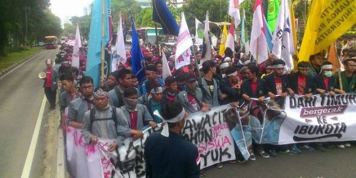 Aksi demo mahasiswa mengecam Presiden Jokowi yang dianggap  terlalu banyak pencitraan dan jago ngutang. Foto:  detik.com 