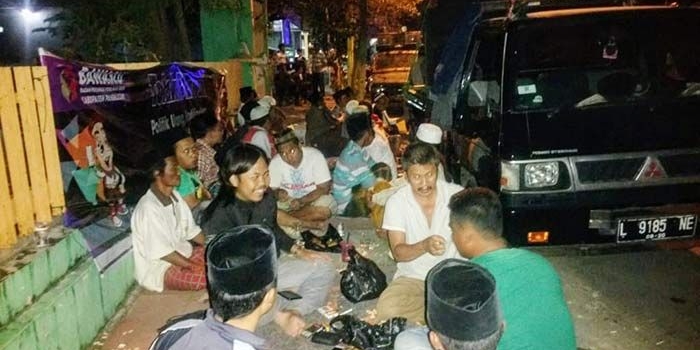 Para pendemo saat bermalam di depan kantor Bawaslu Pamekasan, Rabu (8/5) malam kemarin.