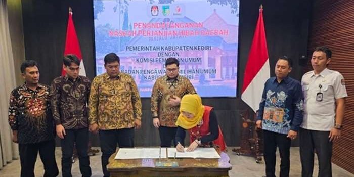 Ketua KPU Kabupaten Kediri Ninik Sunarmi saat menandatangani NPHD disaksikan Bupati Kediri Hanindhito Himawan Pramana. Foto: Ist. 