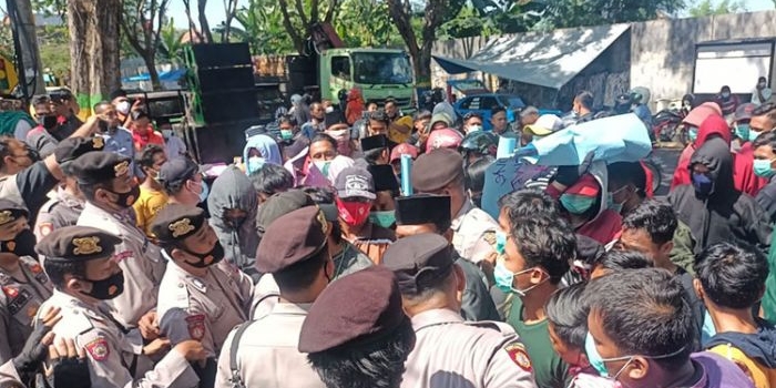 Warga Desa Tanjung, Kecamatan Pademawu, Kabupaten Pamekasan melakukan aksi demonstrasi ke Kantor Dinas Pemberdayaan Masyarakat dan Desa (DPMD) Kabupaten Pamekasan di Jalan Jokotole Pamekasan, Selasa (22/6/2021). (foto: ist)