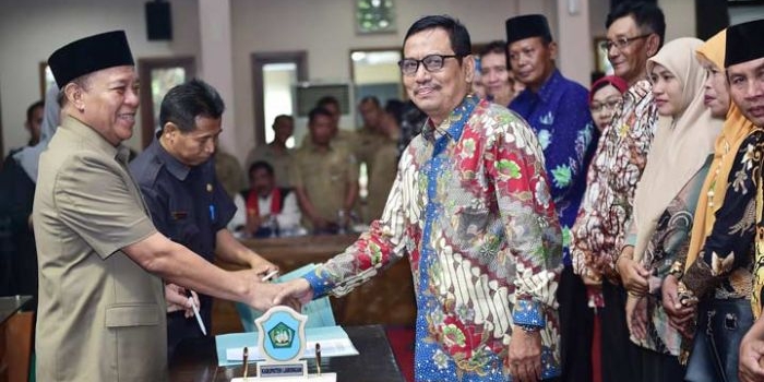 Bupati Fadeli menyalami salah satu anggota BPD usai pelantikan. 