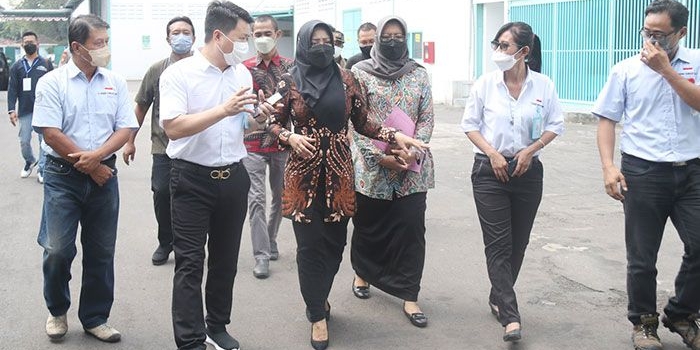 Bupati Mojokerto, Ikfina Fahmawati, ketika meninjau PT Banshang Technology Jawa Timur.