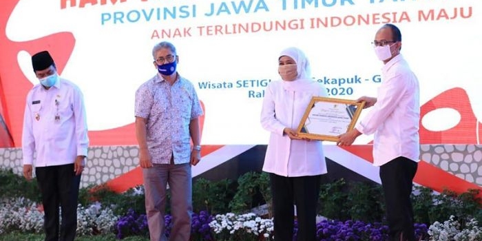 Penyerahan penghargaan oleh Gubernur Khofifah kepada Ketua Kadin Jatim, Adik Dwi Putranto sebagai Penggerak Pengusaha Sadar Bermasker bagi Anak-anak di Jawa Timur di Wisata Setigi Desa Sekapuk Ujung Pangkah Kabupaten Gresik.