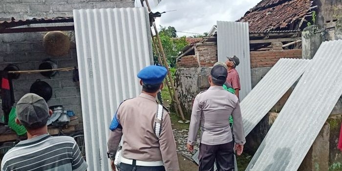 Anggota TN-Polri sedang membersihkan sisa-sisa atap rumah warga akibat terjangan puting beliung.