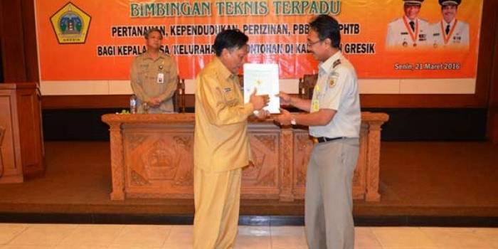 Bupati, Sambari ketika terima sertifikat Gelora Joko Samudro. foto: syuhud/ BANGSAONLINE