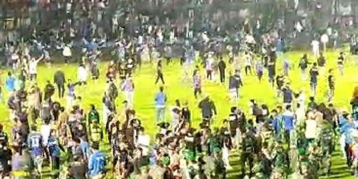 Suasana kerusuhan antarsuporter dengan petugas di Stadion Kanjuruhan Malang. Foto: Tangkapan layar