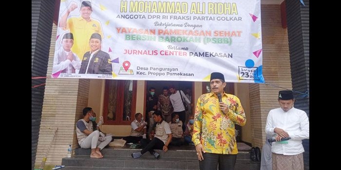 Anggota DPR RI, Muhammad Ali Ridha saat membuka acara khitan massal gratis di kediaman Ketua PSBB, Jamaluddin Syam di Desa Pangorayan, Kecamatan Proppo, Kabupaten Pamekasan.