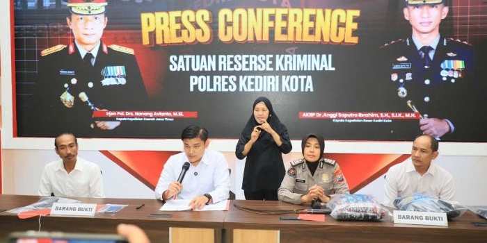 Konferensi pers Polres Kediri Kota dalam pengungkapan kasus penjualan konten pornografi