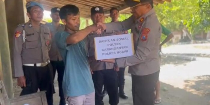 polsek-karanganyar-ngawi-berikan-bantuan-sembako-untuk-warga-terdampak-angin-puting-beliung
