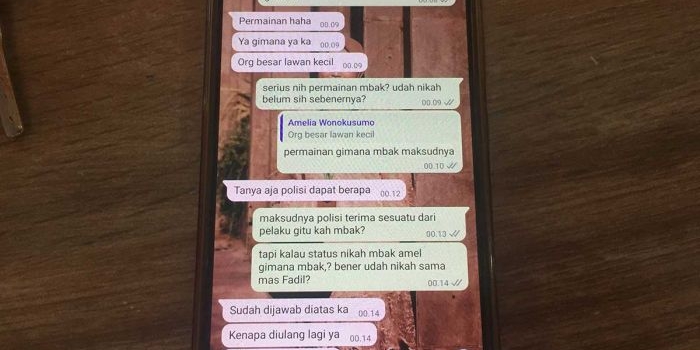 Tangkapan layar pesan Whatsapp korban kepada awak media yang menyebutkan bahwa polisi bermain mata terhadap kasus yang telah dialaminya.