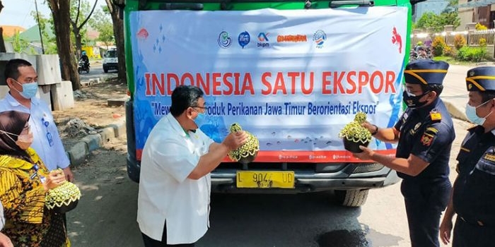 embali melakukan pelepasan ekspor ikan serta produk perikanan ke sejumlah negara Eropa, Asia, dan Australia, Rabu (14/4/2021) siang. Ekspor ikan dan produk perikanan ini dirangkaikan dengan Indonesia Satu Ekspor yang dilepas secara virtual oleh Menteri Kelautan dan Perikanan Sakti Wahyu Trenggono. (foto: ist)