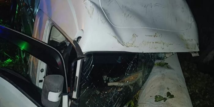 truk-muat-25-ton-jagung-terjun-ke-saluran-irigasi-di-lamongan-hantam-pipa-petrokimia