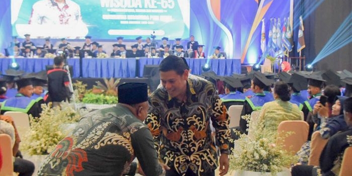 Wali Kota Kediri Abdullah Abu Bakar menghadiri acara Wisuda Universitas Nusantara PGRI Kediri dan menyempatkan untuk mengalami undangan yang hadir. Foto: Ist. 