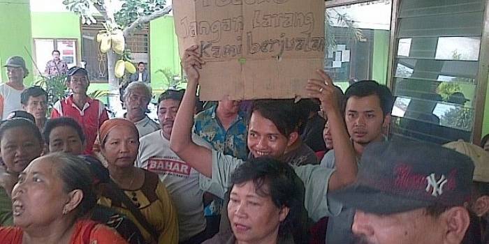 TOLAK RELOKASI - Para pedagang saat mendatangi kantor Kelurahan Semampir sebelum menuju unit 1 PT. Gudang Garam, Rabu (14/5/2014) siang. Foto : arif kurniawan/BangsaOnline
