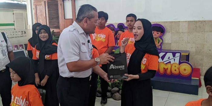 sambut-han-pt-kai-daop-7-madiun-ajak-puluhan-anak-disabilitas-naik-kereta
