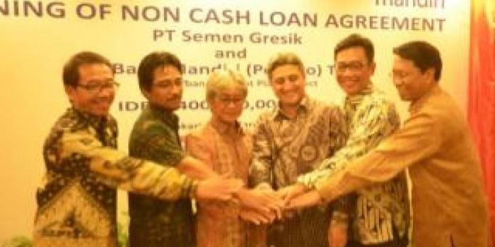 KERJASAMA. Beberapa pejabat PT SMI, Direktur SG, Direktur Institusional Banking Bank Mandiri, dan Direktur Keuangan SMI usai tandantangan. 