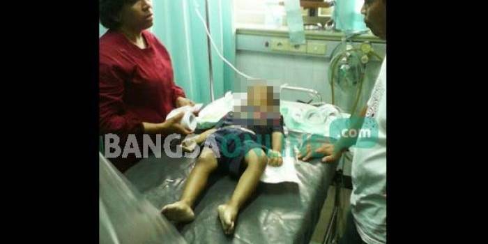 Korban saat di rumah sakit didampingi ibunya. foto: ekoyono/ BANGSAONLINE