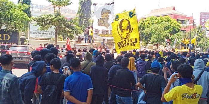 Massa Ultras Mania ketika menggelar demo di depan DPRD Gresik. foto: SYUHUD/ BANGSAONLINE