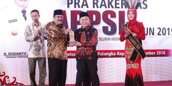 Gubernur Kalteng, Sugianto Sabran memberikan cinderamata kepada Ketum APPSI, Soekarwo.