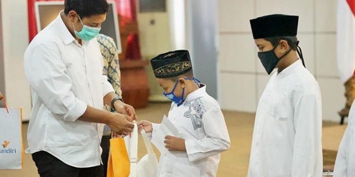 Wali Kota Kediri Abdullah Abu Bakar saat menyerahkan beasiswa pendidikan kepada salah satu anak yatim. (foto: ist)