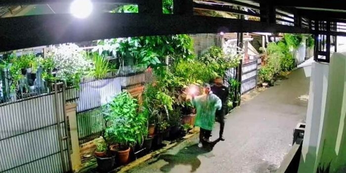 setelah-ancaman-bangkai-ayam-kini-rumah-dj-donny-dilempar-bom-molotov