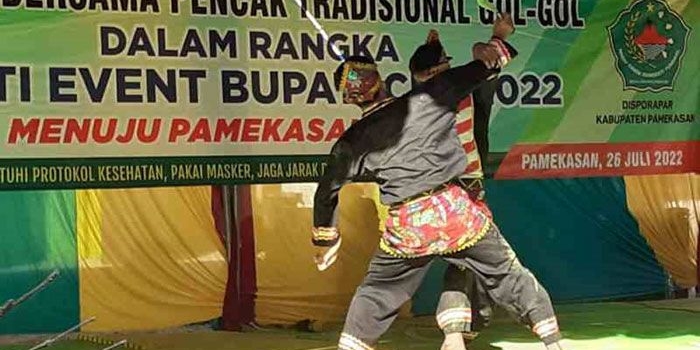 Penampilan pencak tradisional gol-gol di hadapan para pejabat Kabupaten Pamekasan.