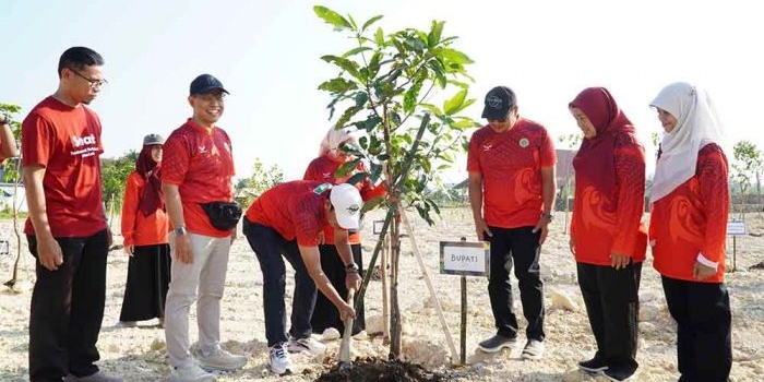 sambut-hut-ke-51-ppni-lamongan-tanam-berbagai-jenis-pohon-di-kagama