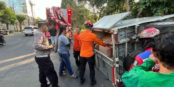 pedal-gas-nyangkut-pikap-bermuatan-oli-dan-suku-cadang-di-jemursari-surabaya-terguling
