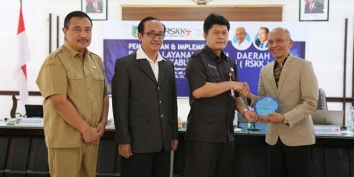 Sekretaris Daerah Kabupaten Kediri, Dede Sujana saat menyerahkan cinderamata usai acara Sosialisasi Permendagri 79 tahun 2018.