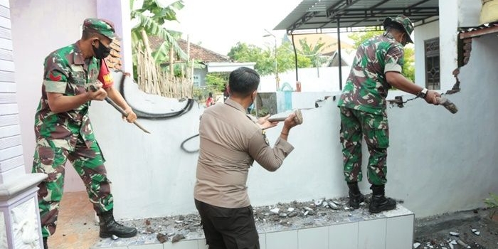 Personel TNI-Polri bahu-membahu membongkar tembok pembatas jalan, buntut perselisihan antara RT 02 Vs RT 03 Kelurahan Mangunharjo, Kecamatan Mayangan, Kota Probolinggo.