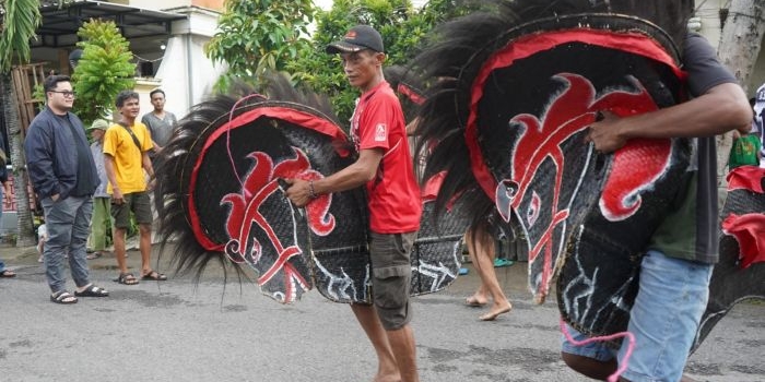 Bupati Kediri Hanindhito Himawan Pramana saat menyaksikan warganya yang berlatih jaranan jowo (dok. Ist)