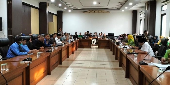 Rapat antara dewan, pedagang Pasar Gondanglegi, dan OPD terkait.