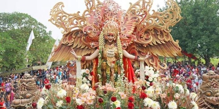 Ribuan warga saat menyaksikan parade budaya dan mobil hias di sepanjang jalan kantor Pemkab Kediri sampai simpang lima gumul (SLG), Minggu (7/7).