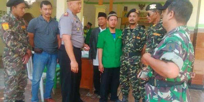 Ansor, TNI dan Polri berkumpul bersama usai beikrar menjaga kerukunan umat beragama di Pendopo Kecamatan Rengel, Tuban. (suwandi/BANGSAONLINE)