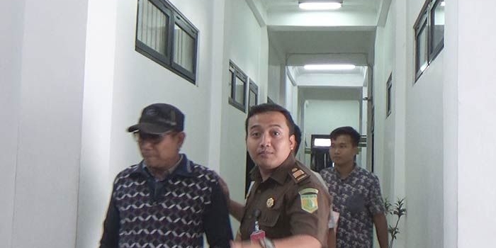 Nono usai dijemput dari rumahnya. foto: SOFFAN/ BANGSAONLINE