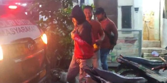 Pelaku saat diamankan anggota Polsek Taman