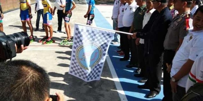 Bupati Malang Rendra Kresna mengibarkan bendera start dimulainya lomba sepatu roda.