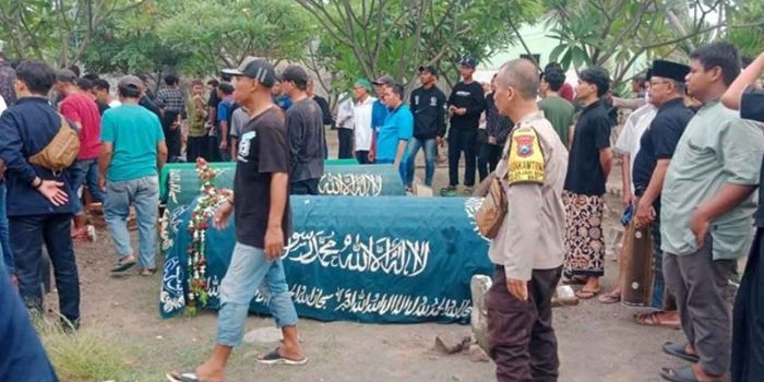 korban-meninggal-kecelakaan-ka-mutiara-timur-dengan-honda-accord-dimakamkan-satu-liang-lahat