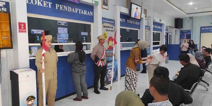 petugas-satlantas-polres-blitar-kota-kenakan-pakaian-pejuang-layani-pemohon-sim-dengan-cara-unik