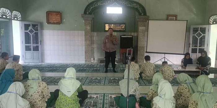 kapolsek-prajurit-kulon-edukasi-bahaya-judi-online-dan-narkoba-saat-mpls-di-smp-islam-brawijaya